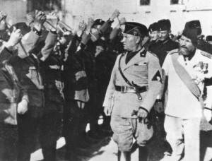 Mussolini passa in rassegna le truppe militari
