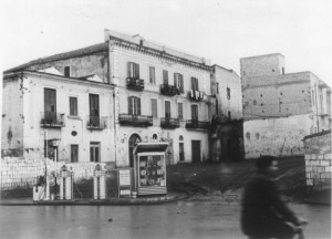 In questa foto dei primi anni '50 si vede l'ingresso al cortile del Palazzo. Sulla sinistra forno e taverna di Matteo Azzarone