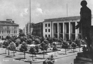 Piazza Italia con il Palazzo degli Studi sullo sfondo