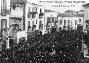 La folla in attesa della proclamazione della "Regina del Grano" nel 1910 dinanzi all' Hotel Dauno gestito dalla famiglia La Nave