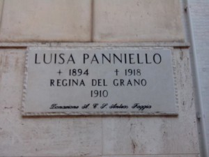 Targa posta dinanzi la cappella cimiteriale dove riposa Luisa Panniello