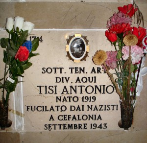 Nella foto la tomba del sottufficiale tenente Antonio Tisi, martire di Cefalonia della divisione Acqui, tumulato nel sacrario dei caduti del cimitero monumentale di Foggia